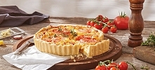 Quiche z pomidorami, bekonem i cheddarem