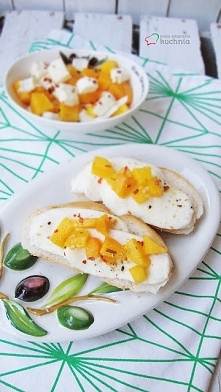 Grzanki z mozzarellą i brzoskwinią

Składniki:
ciabatta
brzoskwinia
mozzarella
suszone pomidory z czosnkiem i bazylią

Przygotowanie:
Ciabattę kroimy w cienkie kromki, rumienimy...