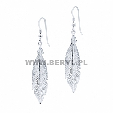 Kolczyki z naszej najnowszej kolekcji Dreamers. Przepiękne kolczyki w kształcie piórek. Delikatne a zarazem wyróżniające się piórka wykonane ze srebra próby 925 to idealna propo...