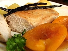 Kurczak z brzoskwinią w sosie waniliowym

-2 piersi z kurczaka
-2 łyżki oliwy z oliwek do smażenia
-200 ml białego, wytrawnego lub półwytrawnego wina
-40 ml bulionu
-2 łyżki brą...