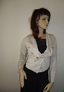 Klasyczna marynarka w beżowym odcieniu. Po kliknięciu w zdjęcie więcej szczegółów.