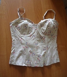 Ciekawy gorsecik.  Po kliknięciu w zdjęcie więcej szczegółów.