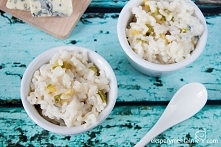 Risotto z serem gorgonzola i gruszką

-70g ryżu
-30g sera gorgonzola
-1 gruszka
-bulion- tak z 0,5l żeby nie zabrakło
-masło
-cebulka
-pieprz

Gruszkę pokroić w kostkę. Część ob...