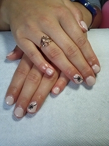 Hybryda Nude na naturalnych paznokciach + ręcznie malowane dmuchawce na serdecznych