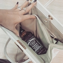 A faceci mowia ze same niepotrzebne rzeczy nosimy w tych torebkach... Kocham Jacka! źródło mój instagram: donatella.bdg