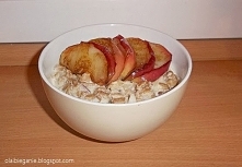 płatki orkiszowe z mlekiem sojowym, jabłkiem smażonym na oleju kokosowym i cynamonem