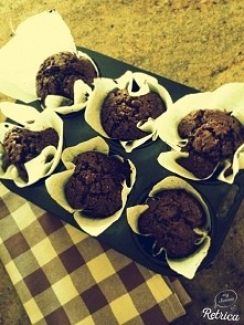 1 szklanka mąki, 0,5 szklanki  ciemnego kakao,  łyżeczka proszku do pieczenia, 0,5 szklanki brązowego cukru, 80 g gorzkiej czekolady, łyżka oliwy z oliwek,  2 jajka.  mąkę przes...