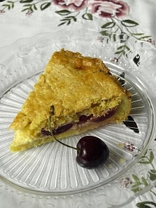 Pastel vasco 
Na ciasto:
400g mąki pszennej
200g zimnego masła, pociętego na małe kawałki
100g cukru
3 żółtka i 1 całe jajko
szczypta soli
skórka otarta z połowy cytryny
Na krem...