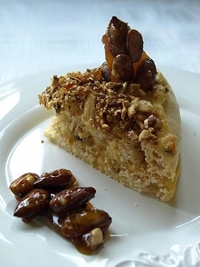 torta imperial
Warstwy bezowe:
6 białek jaj
350 g cukru pudru
2 łyżeczki mąki kukurydzianej
6 łyżek mielonych migdałów
Migdałowy karmel:
150 g migdałów
150 g cukru
Krem karmelow...