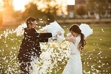 Pillow Fight! Niebanalny pomysł na sesję ślubną | Więcej na prettyday.pl