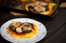 BEZGLUTENOWE MINI PIZZE NA SPODZIE Z POLENTY