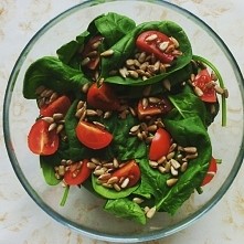 sałatka ze szpinaku z pomidorami i prażonym słonecznikiem