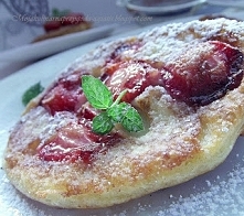 "Placki z truskawkami" Składniki: 1 Serek homogenizowany waniliowy (150g) 1 jajko 1/2 szklanki mąki 1łyżeczka proszku do pieczenia 3/4 szklanki obranych, umytych i pok...