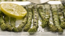 Szparagi z cytryną i masłem