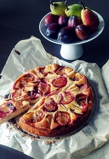 Bezglutenowe ciasto ze śliwkami i gruszkami