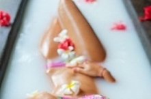 Kąpiel drożdżowa na choroby skóry
1 szklanka mleka
80 g drożdży

Mleko ogrzewamy w garnuszku, wrzucamy drożdże po czym doprowadzamy do wrzenia. Otrzymany płyn wlewamy do kąpieli...