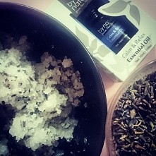 Domowy peeling-olej kokosowy, cukier, olejek lawendowy, suszona lawenda, sok z cytryny