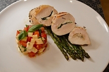 Grillowany kurczak z serem kozim i sałatką z pomidorów i mozzarelli.