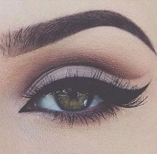 Chciałabym umieć robić taką piękną kreskę ;-;