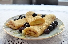 razowe naleśniki z budyniem waniliowym i jagodami