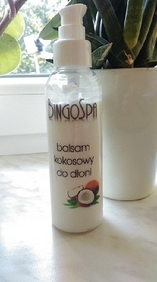 NIE polecam! Poza pięknym zapachem,  który mnie urzekł...  Nie nawilża, nie poprawia stanu skóry na dłoniach.  U mnie działał zupełnie w odwrotna stronę...  Ręce miałam szorstki...