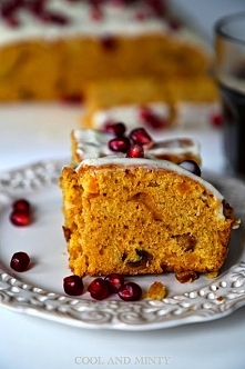 CIASTO ZE SŁODKIMI ZIEMNIAKAMI< SUSZONYMI MORELAMI I WANILIOWYM FROSTINGIEM