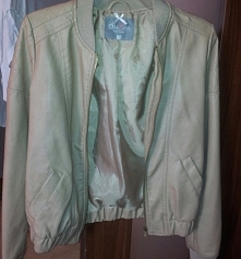 Świetna kurtka, rozmiar xs, kolor beżowy :)
Cena 69 zł do negocjacji :)