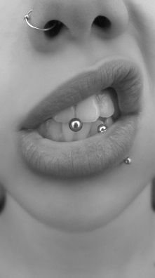 «piercing standard nostril(nos),standard tongue(język) i off center labret (warga)»