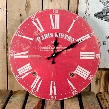 Dekoracyjny zegar vintage w kolorze czerwonym z białymi cyframi rzymskimi.