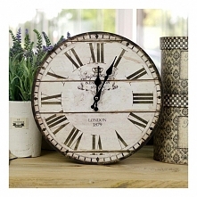 Zegar vintage, ozdobny o jasnej tarczy z dużymi czarnymi rzymskimi cyframi.