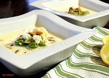 Kremowa kalofiorowa z delikatna nutka cytrynowa.