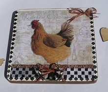 Deseczka o wymiarach:
wysokość: 20cm. szerokość:20 cm. grubość: 8 mm tył Z tyłu obrazka haczyk umożliwiający powieszenie obrazka. Wieszak kuchenny z kurką. Wieszaczek jest jedno...