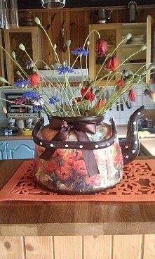 Stary wielki czajnik w nowej szacie