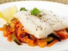 Ryba z warzywami z piekarnika! Składniki: 200g ryby, 300g warzyw(mogą być mrożone), 1 łyżka oliwy z oliwek, 1 łyżka białego wina, 1 lub 2 plastry cytryny, sól, pieprz Krok po kr...