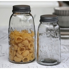 Niezwykle dekoracyjnie słoiki idealne na przykład na makaron lub orzeszki.