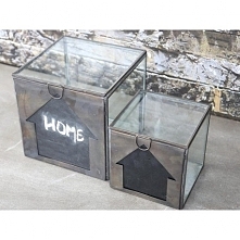 Ciekawy dodatek w stylu retro czyli szklany pojemnik z tablicą na której można opisać co zostało schowana do środka.