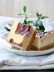 Sernik najprostszy J. Olivera, z musem truskawkowym