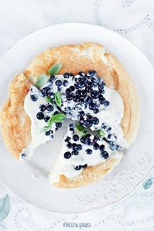 Puszysty omlet na słodko z jagodami i białą czekoladą