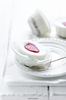 Białe mini serniczki z trus...