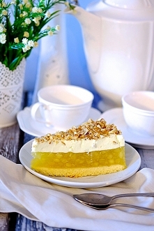 Lekki jabłecznik z pianką i posypką orzechową