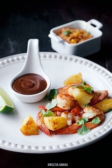 Krewetki z ananasem i sosem mole poblano