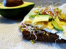 Zdrowe śniadanie, czyli kanapka z awokado, jajkiem sadzonym i kiełkami - więcej po kliknięciu!