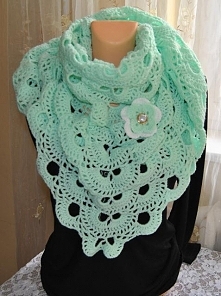 Przedstawiam chustę wykonaną z włóczki akrylowej. Modny w tym sezonie ścieg został wydziergany na szydełku. Wymiary chusty to: 162cm/78cm. Do chusty dołączam również broszę wido...