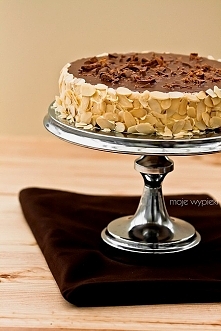 SZWEDZKIE CIASTO MIGDAŁOWE Z BATONIKAMI DAIM