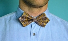 Muszka męska o kształcie diamond, wykonana z miodowej, delikatnej satyny we wzór paisley.
Mucha posiada regulację obwodu.
Szerokość muchy: ok. 12 - 13 cm
Uszyta ręcznie z orygin...