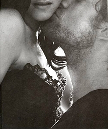 "Chemia między ludźmi jest wtedy, kiedy dotykasz umysłu i nikt nie wie dlaczego ciało zaczyna płonąć."