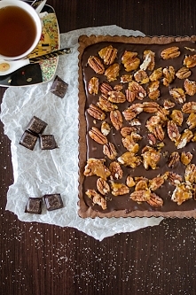 Tarta czekoladowa z karmelizowanymi orzechami pecan