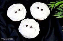 Strasznie smaczne pomysły na słodkie przekąski na Halloween. Sprawdź krok po kroku jak zrobić Babeczki Mumie :)