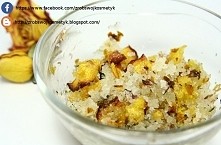 Składniki:

0,5 szklanki cukru białego
garść suszonych lub świeżych płatek róż
1 łyżeczka miodu
kilka łyżek oliwy z oliwek
olejek eteryczny np. z drzewa różanego, lawendy


Skła...