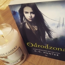 Wodospady cienia po zmroku. Tom I. Odrodzona